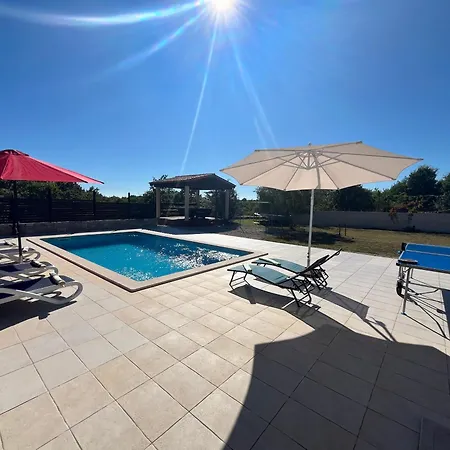 House Gordana With A Comfortable Big Yard And A Private Pool * Sarici (Istria)