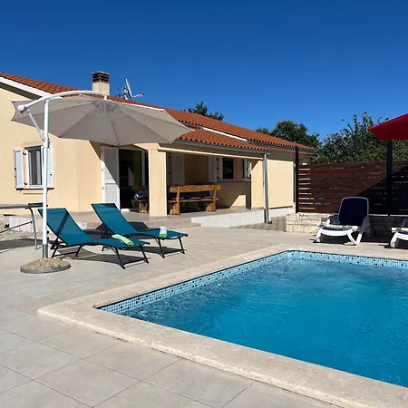 House Gordana With A Comfortable Big Yard And A Private Pool * Sarici (Istria)