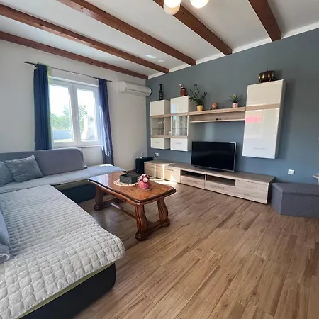 House Gordana With A Comfortable Big Yard And A Private Pool *