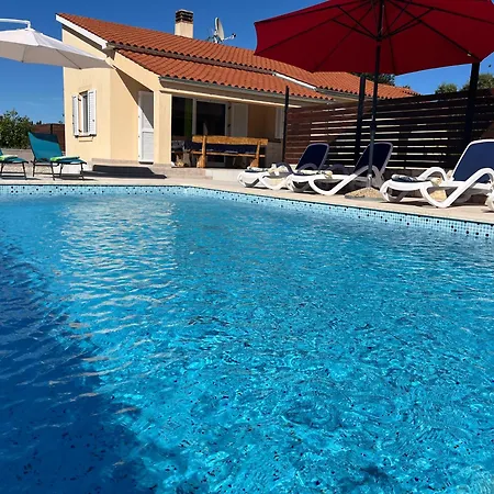 House Gordana With A Comfortable Big Yard And A Private Pool Holiday home *